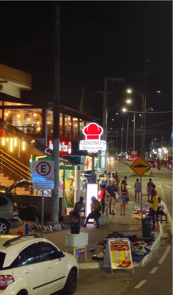 Fachada Genuíno's à noite – Ingleses